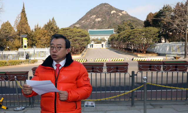 자유한국당 전신인 새누리당 대표를 지낸 무소속 이정현 의원이 4일 청와대 앞에서 4·15 총선 서울 종로 출마를 선언하고 있다. 연합뉴스