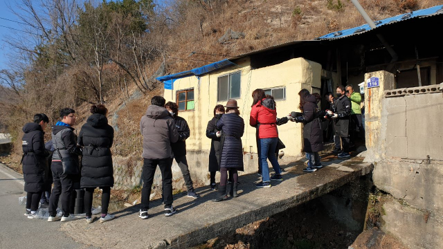 포항해오름로타리클럽이 지난 9일 포항 북구 우현동 연탄을 사용하는 한 가구에 250장의 연탄을 배달하고 있다. 포항시 북구청 제공.