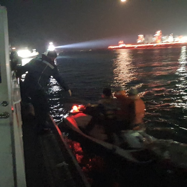 지난 10일 포항 남구 송정동 포항신항 앞바다에 좌초된 어선 선원들을 포항해경이 구조하고 있다. 포항해양경찰서 제공.