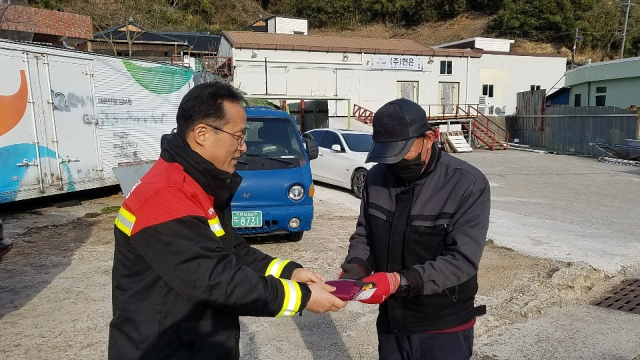 남부지방산림청이 불법 소각, 산불 제로화를 추진하면서 농가에 맞춤형 홍보와 산림인접지역 소각행위 방지 계도에 나섰다. 남부지방산림청 제공