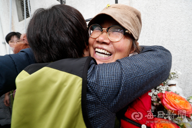 12일 오후 영남대 의료원 해고 노동자 박문진 씨가 227일 동안 이어온 고공농성을 끝내고 의료원 옥상을 내려와 동료와 포옹하고 있다. 우태욱 기자 woo@imaeil.com