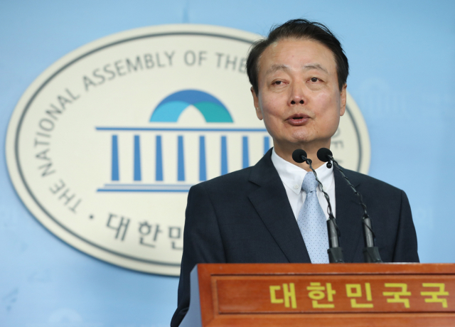 미래한국당 한선교 당대표가 7일 오후 서울 여의도 국회 정론관에서 기자회견을 열고 