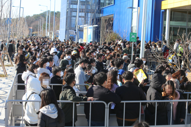 13일 오전 부산 기장군 오시리아 관광단지에 이케아 동부산점이 개점하자 많은 방문객이 몰려 입장을 위해 대기하고 있다. 연합뉴스