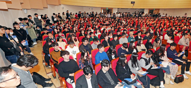 코로나바이러스 감염증-19로 상반기 기업 및 공공기관 채용일정이 불투명해지고, 채용설명회도 찾아보기 힘들어질 전망이다. 지난해 3월 28일 영남대학교에서 열린 대구경북 이전공공기관 합동채용설명회에 취업준비생들이 대거 몰린 모습. 매일신문DB