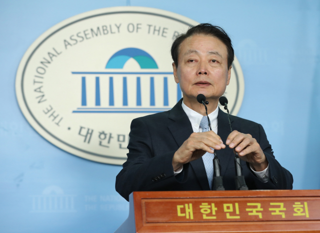 미래한국당 한선교 당대표가 7일 오후 서울 여의도 국회 정론관에서 기자회견을 열고 