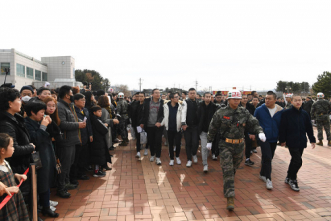 지난해 2월 해병대교육훈련단 내 김성은관 앞 광장에서 신병 입영행사가 가족들의 배웅 속에 진행되고 있다. 해병대교육훈련단 제공.