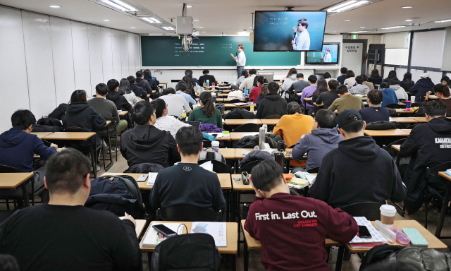 대구 동성로의 한국공무원고시학원에서 강의실을 빈틈없이 가득 메운 수백 명의 수강생들이 강의를 들으며 9급 공무원 합격의 열기를 높여가고 있다. 매일신문 DB