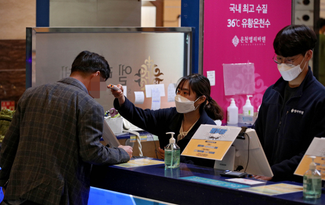 13일 오후 대구 달서구의 한 대형목욕탕 입구에서 직원이 코로나바이러스감염증-19(코로나19) 예방을 위해 입욕객의 체온을 체크하고 있다. 김영진 기자 kyjmaeil@imaeil.com