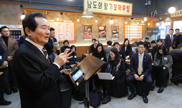 정세균 국무총리가 14일 세종시의 한 식당에서 열린 출입기자단 오찬 간담회에서 발언하고 있다. 연합뉴스