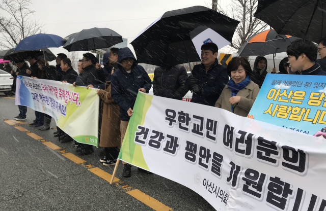 16일 오전 충남 아산시 초사동 경찰인재개발원 앞에서 아산시민들이 임시생활시설에서 퇴소하는 우한교민을 환송하기 위해 기다리고 있다. 연합뉴스