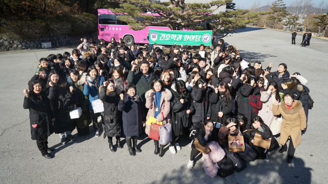 경북전문대 간화학과 학생들이 파이팅을 외치고 있다. 경북전문대 제공