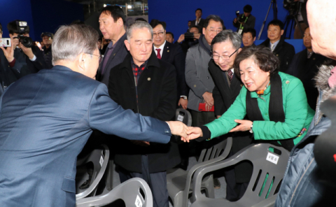 문재인 대통령이 지난달 9일 포항실내체육관에서 열린 규제자유특구 GS건설 투자협약식에 참석한 지진피해 주민들에게 인사하고 있다. 연합뉴스