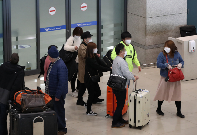 16일 오전 일본인 여행객들이 인천국제공항 1터미널을 통해 입국하고 있다. 일본에서 감염 경로를 알 수 없는 신종 코로나바이러스 감염증(코로나19) 환자가 잇따르자 우리 정부가 상황을 예의주시하고 있다. 연합뉴스