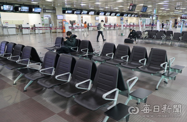 대구국제공항 탑승수속장이 코로나바이러스감염증-19 여파로 한산한 모습을 보이고 있다. 성일권 기자 sungig@imaeil.com