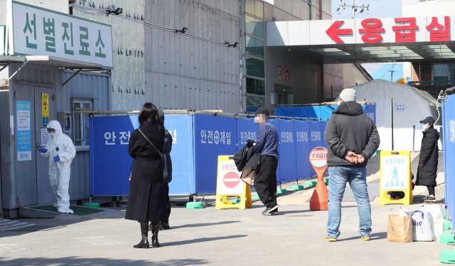 19일 오후 대구시 서구 중리동 대구의료원 선별진료소에서 신종 코로나바이러스 감염증(코로나19) 확진 검사를 받으려는 의심 환자들이 검사 순서를 기다리고 있다. 이날 대구의료원에는 의심 환자가 많이 몰리며 코로나19 확인 검사가 늦어졌다. 연합뉴스