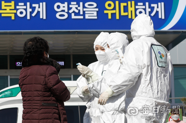 19일 오후 코로나바이러스감염증-19를 의심해 영천시보건소를 찾은 한 시민이 진료를 기다리고 있다. 코로나19 지역사회 확산이 현실화되면서 방역당국이 종합병원, 보건소, 동네의원 등 의료기관들의 진료 선별 기준을 명확히 해 지침을 내려야 할 때라는 전문가들의 지적이 일고 있다. 우태욱 기자 woo@imaeil.com