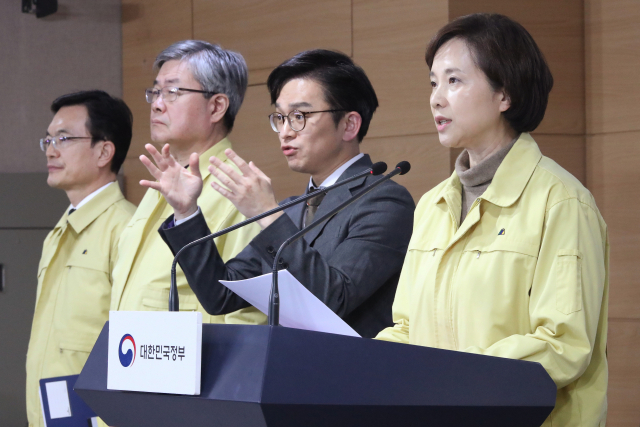 유은혜 부총리 겸 교육부 장관이 16일 오후 정부서울청사에서 열린 신종 코로나바이러스 감염증(코로나19) 중앙사고수습본부 회의를 마치고 중국 입국 유학생 관리·지원 방안에 대한 브리핑을 하고 있다. 연합뉴스