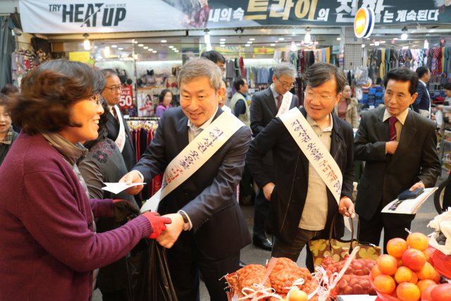 조정문(왼쪽 두 번째) 구미상공회의소 회장과 상공의원들이 지난해 10월 지역상권 활성화를 위해 구미새마을중앙시장에서 전통시장 장보기 행사를 하고 있다. 구미상공회의소 제공