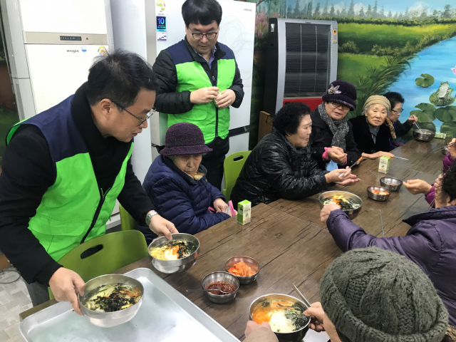 전창록(왼쪽) 경상북도경제진흥원장과 임직원들이 구미종합사회복지관에서 어르신들에게 배식 봉사를 하고 있다. 경상북도경제진흥원 제공