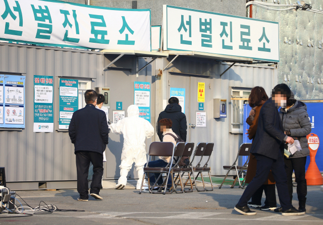 20일 오전 대구시 서구 중리동 대구의료원 선별진료소에 신종 코로나바이러스 감염증(코로나19) 의심 환자들이 검사를 받기 위해 기다리고 있다. 연합뉴스