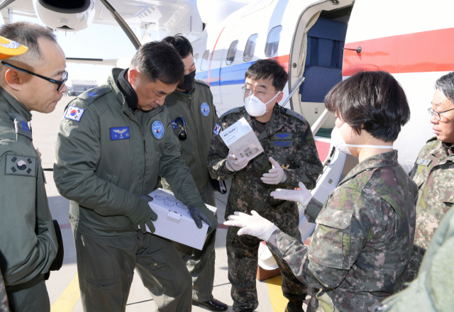 대구 K-2 공군기지에서 충남 계룡대로 시험 문제를 출제하러 파견된 공군 장교 1명이 17일 코로나바이러스19 확진 판정을 받았다. 공군 관계자들이 지난 18일 경기도 성남 서울공항에서 일본 요코하마항 크루즈선에 우리 국민을 이송하러 가는 모습. 연합뉴스