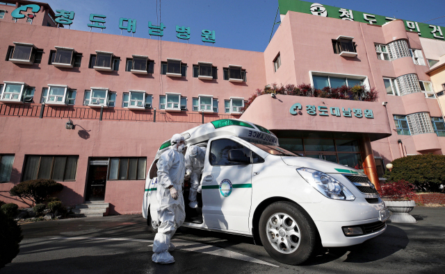 21일 오후 코로나바이러스감염증-19(코로나19)으로 국내 첫 사망자가 발생한 경북 청도군 대남병원에서 질병관리본부 관계자들이 의심환자를 이송하고 있다. 김영진 기자 kyjmaeil@imaeil.com