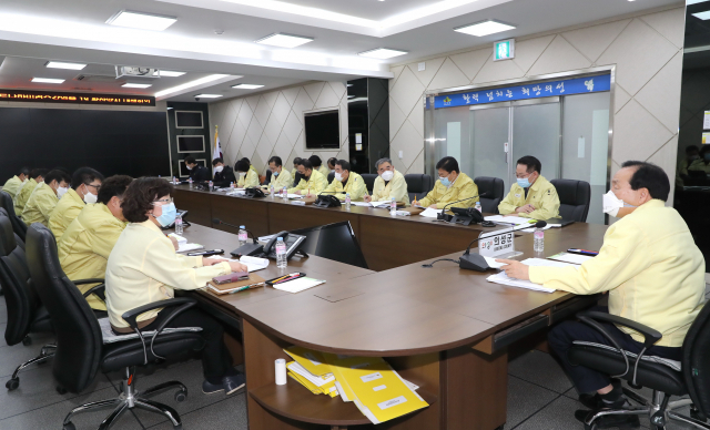 경북 의성군은 해외 성지 순례를 마치고 돌아온 주민 중 19명이 코로나19 확진 판정을 받자 대책회의를 열고 있다. 의성군 제공