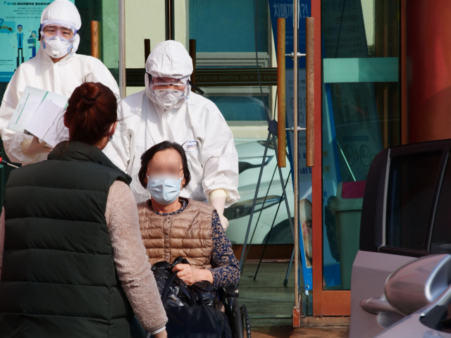 22일 오후 신종 코로나바이러스 감염증(코로나19) 확진자 111명이 입원해 있는 경북 청도군 대남병원에서 일반병동 입원 환자 중 신종 