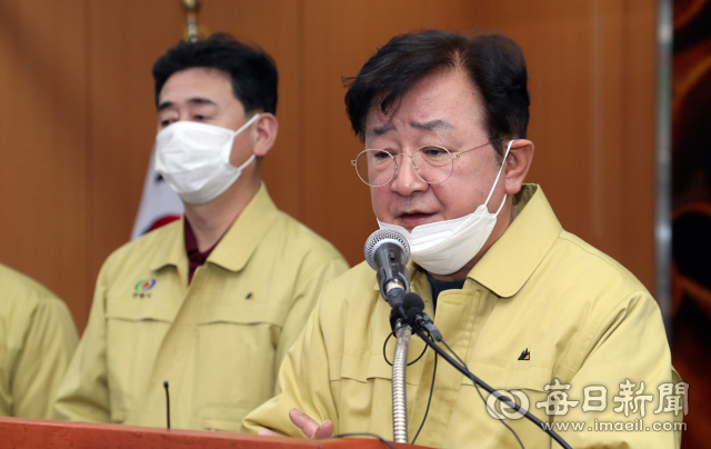 권영세 안동시장은 22일 안동지역에 코로나19 확진자가 6명 발생하자 긴급 기자회견을 열어 대책과 현황을 설명하고 있다. 안동시 제공