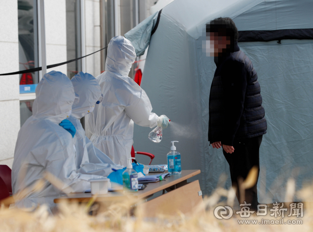 24일 오후 대구 서구보건소 선별진료소에서 의료진이 의심 환자 진료를 준비하고 있다. 코로나19 확진 판정을 받은 서구보건소 직원이 신천지 대구교회 교인인 것으로 이날 드러남에 따라 서구보건소는 선별진료소 외 업무를 중단한 채 보건소를 폐쇄했다. 우태욱 기자 woo@imaeil.com