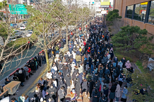 2020년 2월 24일 오전 대구 이마트 만촌점에서 시민들이 마스크를 구입하기 위해 줄지어 차례를 기다리고 있다. 김영진 기자 kyjmaeil@imaeil.com