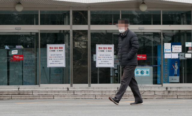 26일 대구시청 별관 101동 청사 출입문이 폐쇄돼 있다. 대구시는 전날 밤 해당 건물에서 근무하는 공무원 1명이 코로나19 확진자로 확인됨에 따라 즉시 청사를 폐쇄했으며, 직원 693명을 이날 재택근무를 하도록 조치했다고 밝혔다. 우태욱 기자 woo@imaeil.com