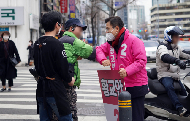 서울 종로에 출마하는 미래통합당 황교안 대표가 26일 서울 종로구 숭인2동 거리에서 시민과 팔을 부딪히며 인사하고 있다. 연합뉴스