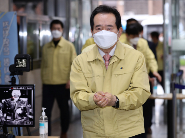 정세균 국무총리가 27일 오전 대구시청에서 열린 코로나19 대응 중앙재난안전대책본부 회의에 참석하기 앞서 손소독을 하고 있다. 연합뉴스