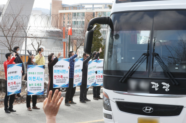 2주간의 격리 생활을 마치고 퇴소하는 중국 우한 3차 귀국 교민 등이 탑승한 버스가 27일 오전 경기도 이천시 국방어학원에서 나오고 있다. 연합뉴스