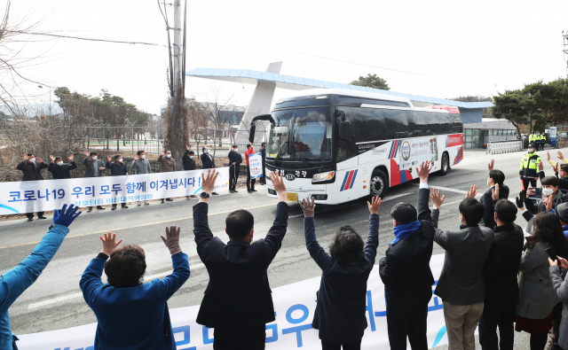 2주간의 격리 생활을 마치고 퇴소하는 중국 우한 3차 귀국 교민 등이 탑승한 버스가 27일 오전 경기도 이천시 국방어학원에서 나오고 있다. 연합뉴스