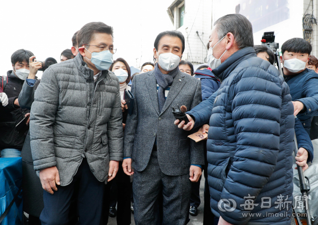 지난달 27일 황교안(왼쪽) 미래통합당 대표가 코로나19감염증 확산으로 임시 휴업 중인 대구 서문시장을 찾아 상인과 이야기를 나누고 있다. 우태욱 기자 woo@imaeil.com