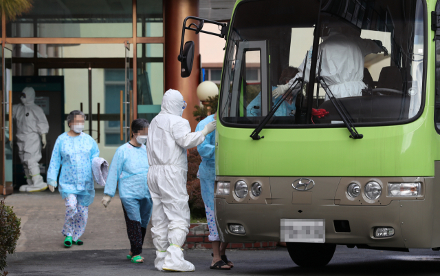 27일 오후 경북 청도군 대남병원에서 입원 환자 및 의료진이 국립정신건강센터로 이동하기 위해 버스에 오르고 있다. 연합뉴스