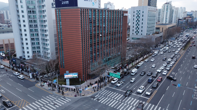 우정사업본부 우체국이 27일 오후 5시 대구와 청도지역에서 마스크 판매를 시작한 가운데 대구 수성우체국 앞에서 마스크 구매 행렬이 이어졌다. 드론으로 촬영한 수성우체국 앞 모습. 안성완 기자 asw0727@imaeil.com