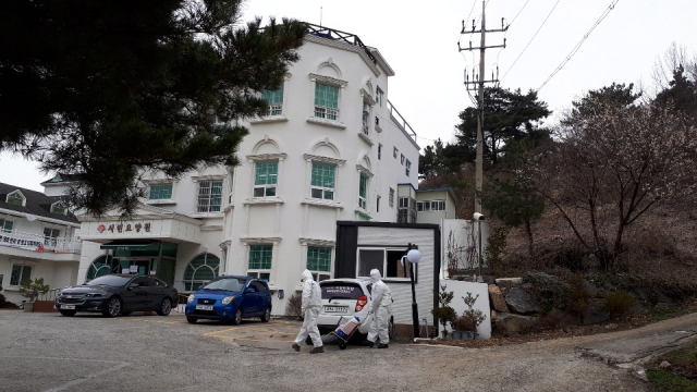 경북 경산 남산면의 서린요양원에 근무하는 요양보호사가 코로나 19 확진자로 판정받자 28일 이 요양원에 대한 방역소독을 하고 있다. 독자 제공