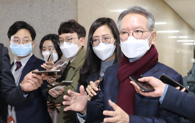 미래통합당 김형오 공천관리위원장이 28일 오전 서울 여의도 국회에서 열린 공천관리위원회 회의에 참석하며 기자들의 질문에 답하고 있다. 연합뉴스