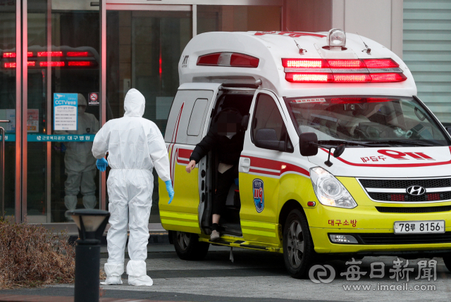 입원 병상을 구하지 못해 자가격리 중이던 코로나19 환자들이 28일 근로복지공단 대구병원으로 속속 이송되고 있다. 200 병상을 갖춘 이 병원은 지난 24일 코로나19 거점병원으로 지정된 이후 나흘 간 준비 과정을 거쳐 이날 오후 5시부터 환자에 대한 입원 절차를 진행했다. 우태욱 기자 woo@imaeil.com