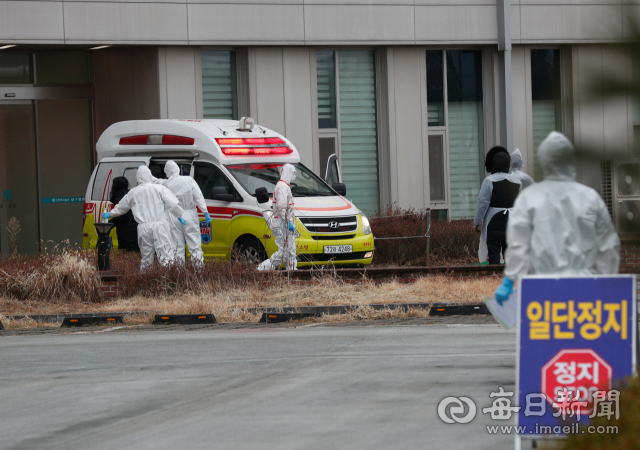 입원 병상을 구하지 못해 자가격리 중이던 코로나19 환자들이 28일 근로복지공단 대구병원으로 속속 이송되고 있다. 200 병상을 갖춘 이 병원은 지난 24일 코로나19 거점병원으로 지정된 이후 나흘 간 준비 과정을 거쳐 이날 오후 5시부터 환자에 대한 입원 절차를 진행했다. 우태욱 기자 woo@imaeil.com