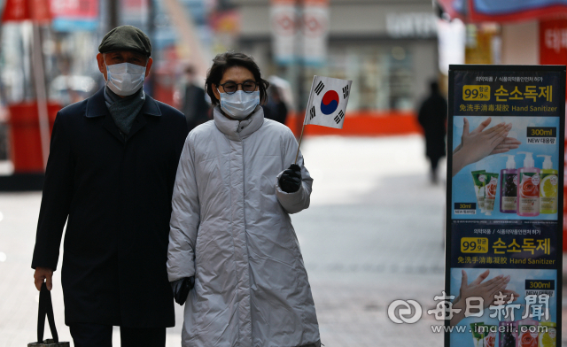 3.1절인 1일 코로나19 사태로 대구 도심 곳곳에 인적이 끊긴 가운데 한 노부부가 태극기를 손에 든 채 동성로를 걷고 있다. 매일신문 DB