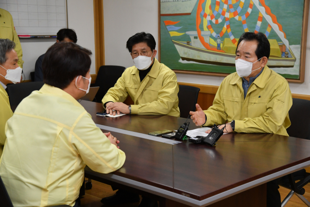 정세균 국무총리(오른쪽)가 1일 대구시청에서 권영진 대구시장과 대구 경북 지역의 코로나19 중증 환자 병상 문제를 논의하고 있다. 국무총리실 제공