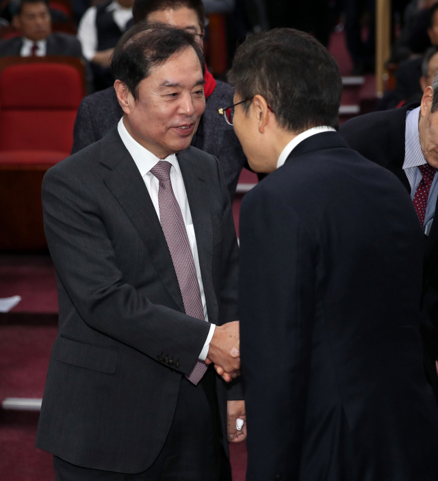 자유한국당 황교안 대표와 자유한국당 김병준 전 비대위원장이 31일 오후 국회 의원회관에서 열린 혁신통합추진위원회 제1차 대국민보고대회에서 인사하고 있다. 연합뉴스