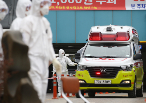 1일 오후 경북 상주시 남성동 상주적십자병원에 대구에 사는 신종 코로나바이러스 감염증(코로나19) 확진자가 119 구급대 앰뷸런스를 타고 도착하고 있다. 연합뉴스