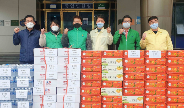 고산1동 새마을협의회가 최근 코로나19 극복을 위한 물품을 전달한 뒤 기념촬영을 하고 있다. 수성구 제공