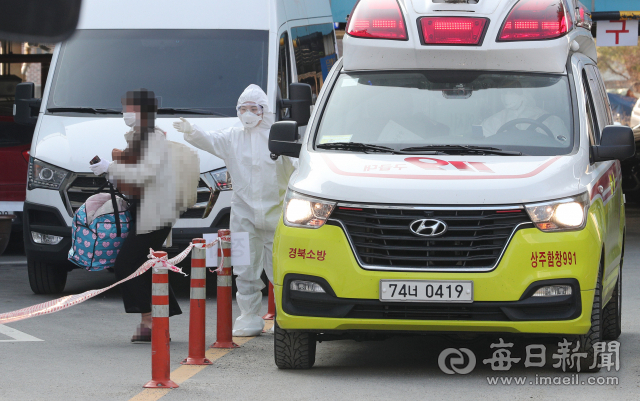 대구지역 병상이 부족해 대구 자택에서 자가격리 중인 한 코로나19 경증환자가 2일 오후 119구급차를 타고 상주적십자병원으로 이송되고 있다. 성일권 기자 sungig@imaeil.com