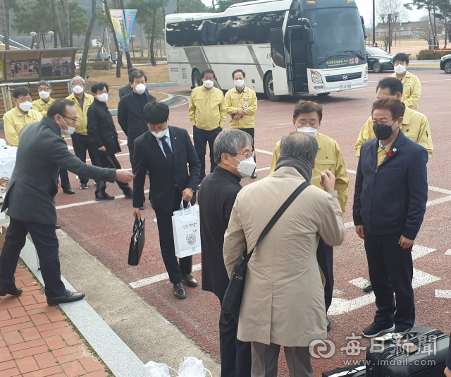 지난달 24일 이스라엘 성지순례에 올랐다가 돌아와 격리 생활에 들어갔던 안동 등 주민들이 3일 오후 퇴소했다. 이철우 경북도지사와 권영세 안동시장이 이들의 퇴소를 축하하고 있다. 엄재진 기자